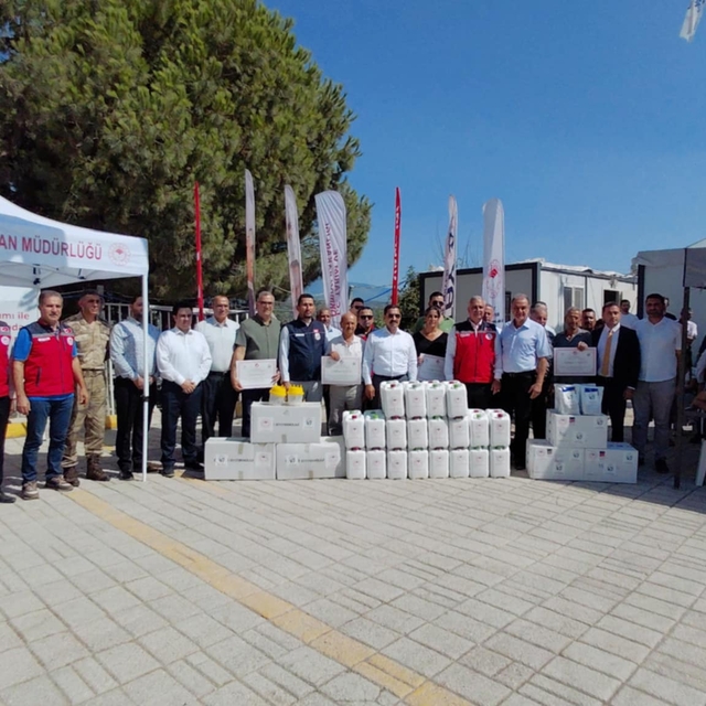 Samandağ'da üreticilere zirai ilaç, tuzak ve sera örtüsü dağıtıldı