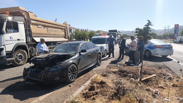 Bingöl'de otomobil ile kamyonetin çarpıştığı kazada, 1 kişi yaralandı