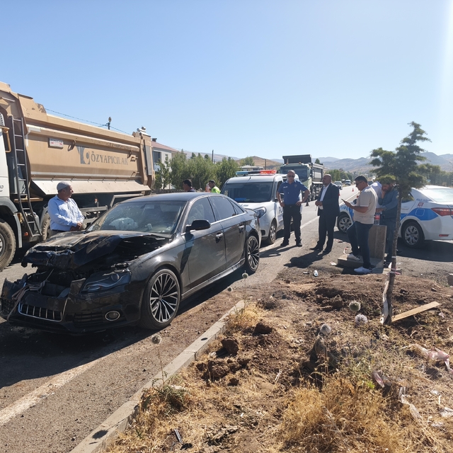 Bingöl'de otomobil ile kamyonetin çarpıştığı kazada, 1 kişi yaralandı