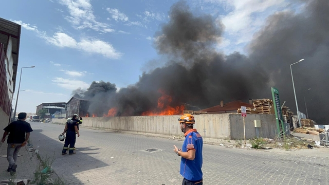 Eskişehir'de fabrikada çıkan yangın, 2 fabrikaya daha sıçradı (2)