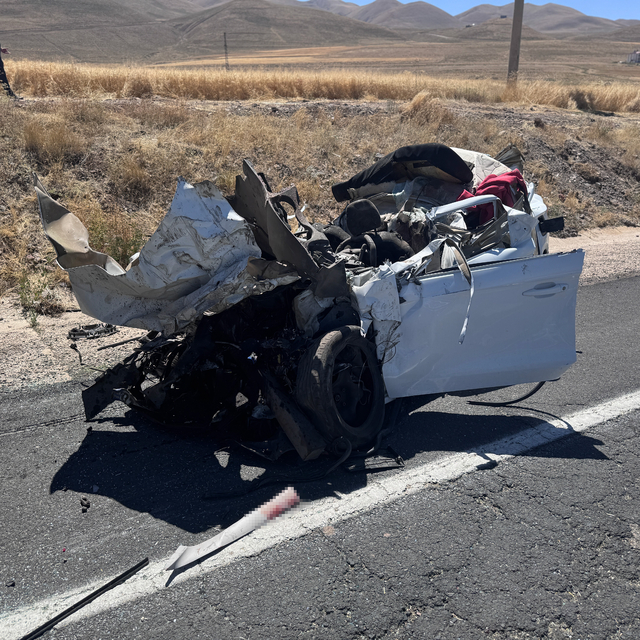 Erzurum'da park halindeki tıra çarpan otomobilin sürücüsü öldü