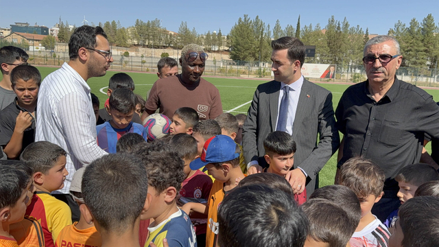 Eski Trabzonsporlu İbrahim Yattara, Midyat'ta çocuklarla buluştu