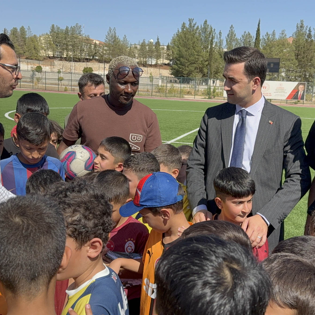 Eski Trabzonsporlu İbrahim Yattara, Midyat'ta çocuklarla buluştu