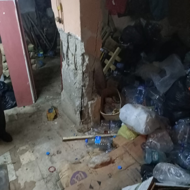 Edirne'de kolonları hasar gördüğü gerekçesiyle boşaltılan binanın altındaki...