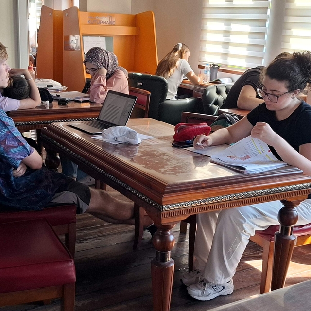 Sinop'ta Dr. Rıza Nur İl Halk Kütüphanesi yaz aylarında da doluyor