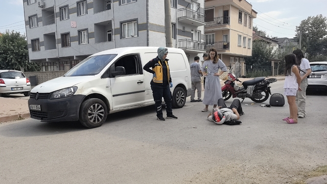 Hafif ticari araçla çarpışan motosikletin sürücüsü yaralandı