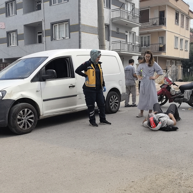 Hafif ticari araçla çarpışan motosikletin sürücüsü yaralandı