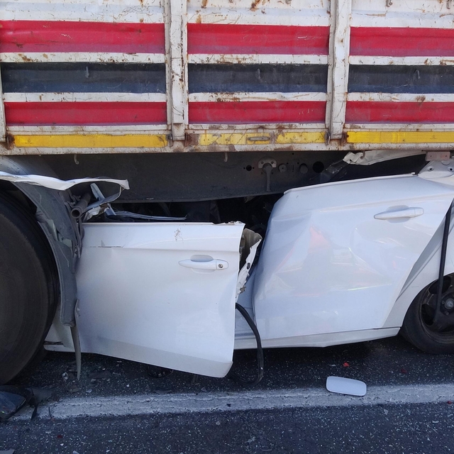 TIR'ın altına giren otomobilin sürücüsü Burak hayatını kaybetti
