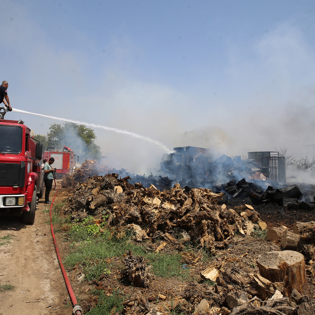 Antalya'da sera alanında çıkan yangının sıçradığı 2 araç yandı