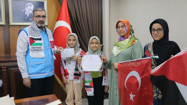 Adana'da Kur'an kursu öğrencileri biriktirdikleri parayı Filistin'e bağışladı