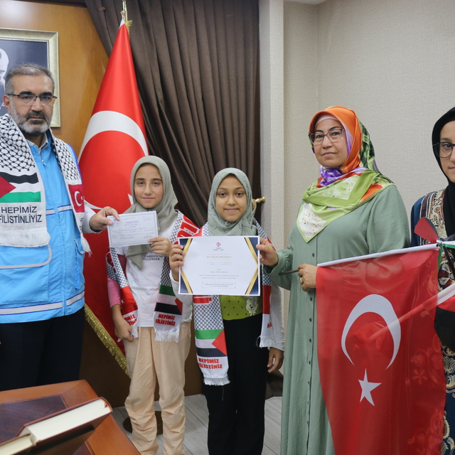 Adana'da Kur'an kursu öğrencileri biriktirdikleri parayı Filistin'e bağışla...