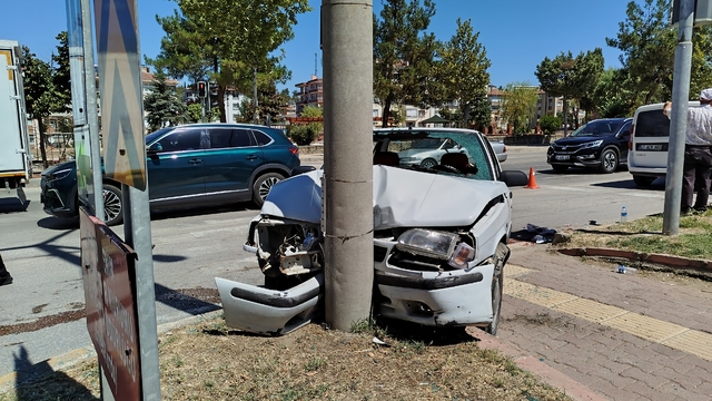 Boyabat'ta aydınlatma direğine çarpan otomobildeki 1 kişi yaralandı
