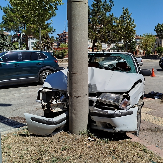 Boyabat'ta aydınlatma direğine çarpan otomobildeki 1 kişi yaralandı
