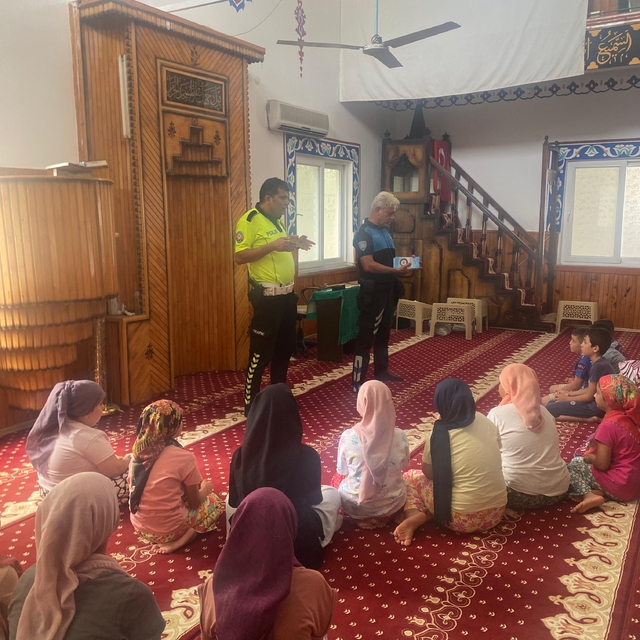 Bozyazı'da polis ekipleri Kur'an kursu öğrencilerine trafik kurallarını anl...