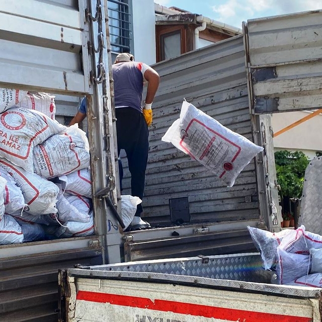 Lapseki'de muhtaç ailelere kömür yardımı