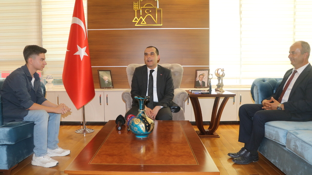 Çankırı'da rüzgarda ters dönen Türk bayraklarını düzelten çocuk, Valilik makamında ağırlandı