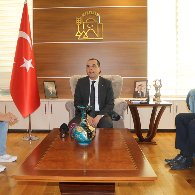 Çankırı'da rüzgarda ters dönen Türk bayraklarını düzelten çocuk, Valilik ma...