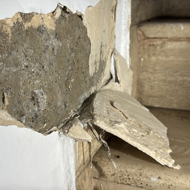 Bodrum'da isale hattının patlaması sonucu iş yeri ve deposu sular altında k...