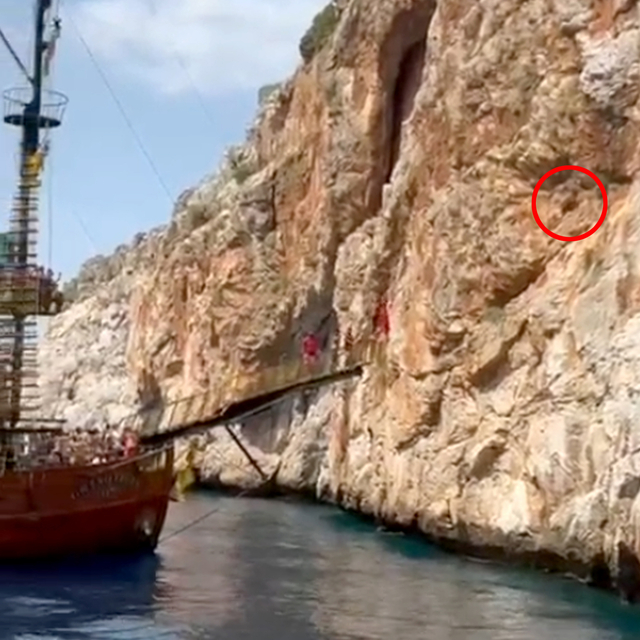 3 gündür kayalıkta mahsur olan keçiyi tekneciler kurtardı