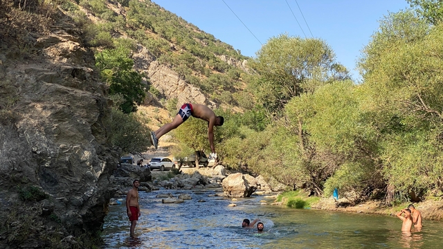 Hizan'da sıcaktan bunalan çocuklar derede serinliyor