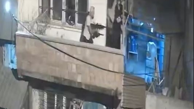 Husumetli komşular, balkonlardan çatıştı