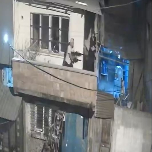 Husumetli komşular, balkonlardan çatıştı