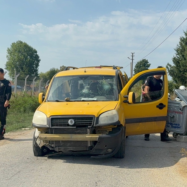 Hafif ticari araçla çarpışan motosikletin sürücüsü öldü