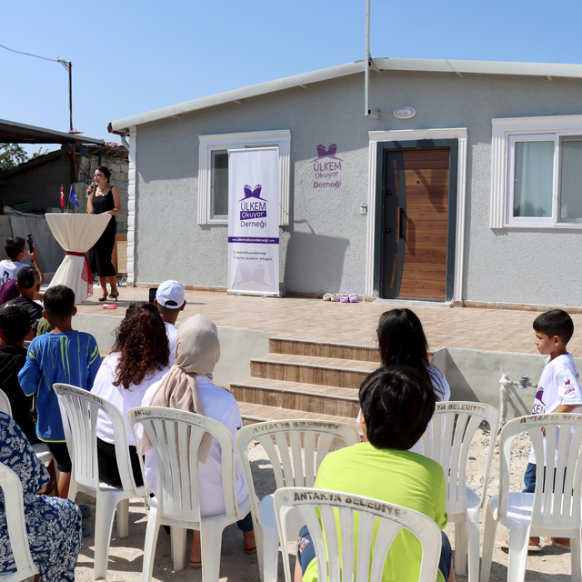 Hatay'da Ülkem Okuyor Derneğince yaptırılan ev, depremzede aileye verildi