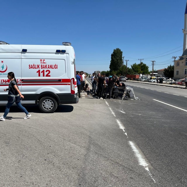 Amasya'da elektrikli bisiklet ile otomobilin çarpıştığı kazada 6 kişi yaral...