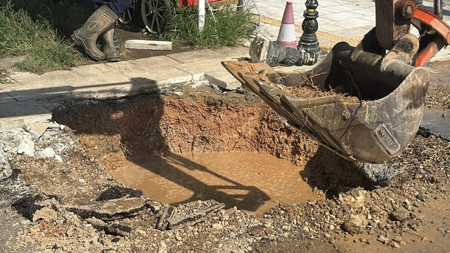 Bodrum'da isale hattı patladı, iş yerinin deposunu su bastı