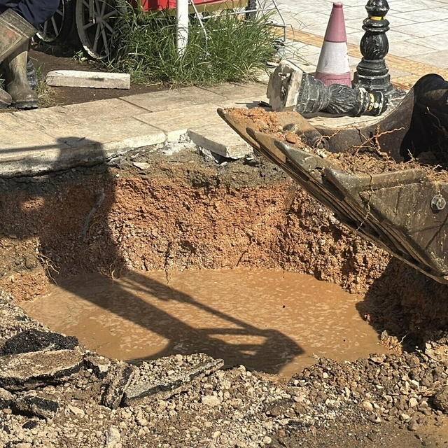 Bodrum'da isale hattı patladı, iş yerinin deposunu su bastı