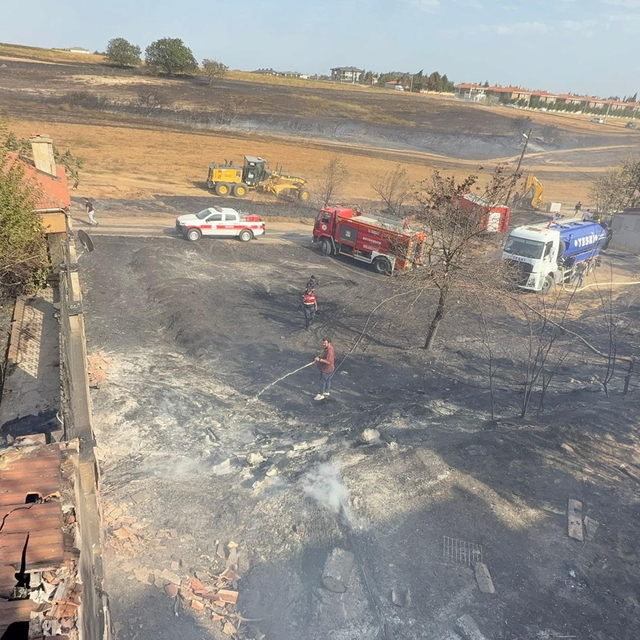 Tekirdağ'da ot yangınında alevler evlere sıçradı