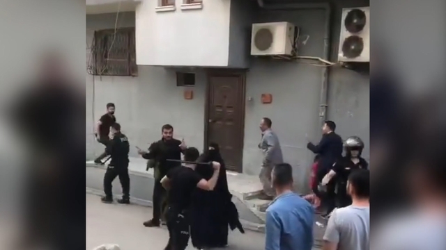 Komşu kavgasına polis, biber gazıyla müdahale etti