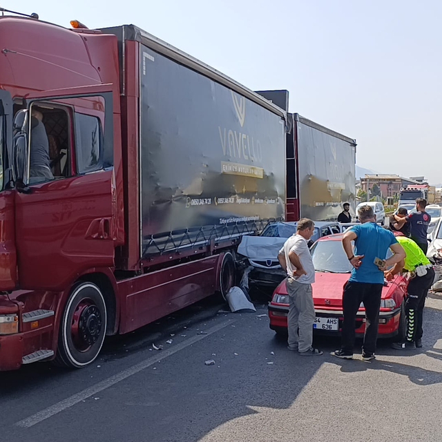 Kırmızı ışıkta bekleyen araçlara çarpan otomobilin sürücüsü ile eşi yaralan...
