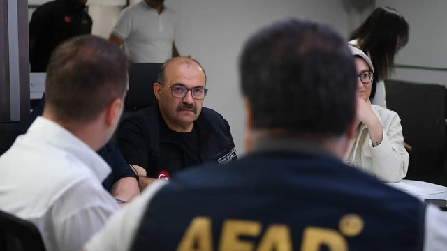 Sındırgı'da deprem sonrası yürütülen çalışmalar sürüyor