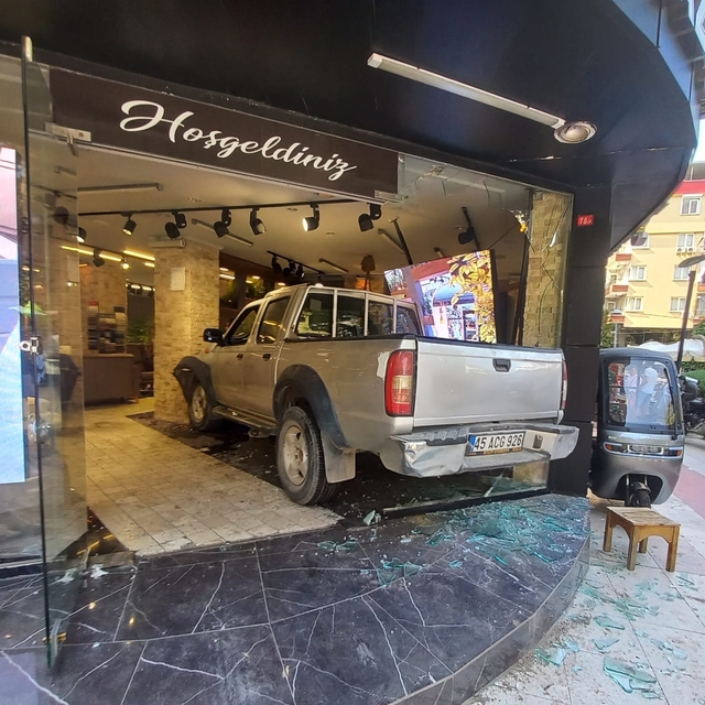 Manisa'da pikap otomobile çarpıp mobilya mağazasına girdi, 2 kişi yaralandı