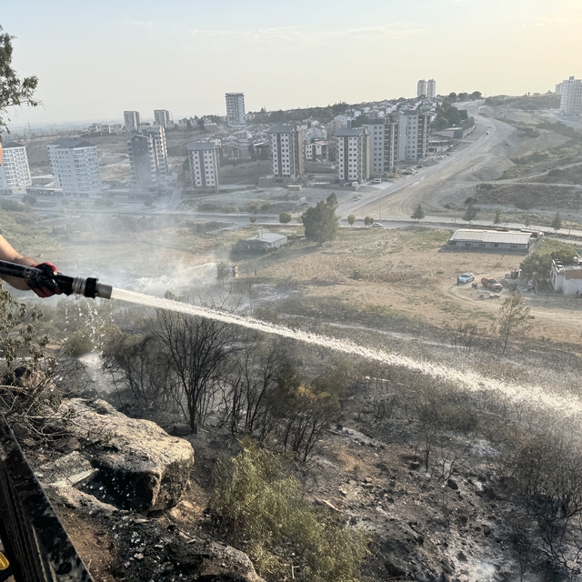 Adana'da ağaçlık ve çalılık alanda çıkan yangın söndürüldü
