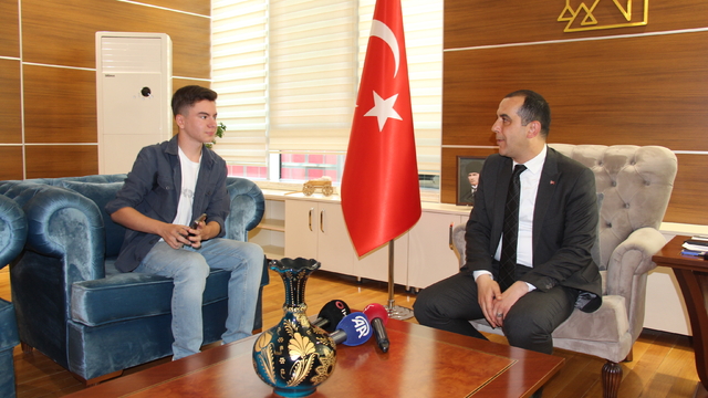 Çankırı Valisi Taşolar, rüzgardan ters dönen Türk bayraklarını düzelten Mert'e teşekkür etti