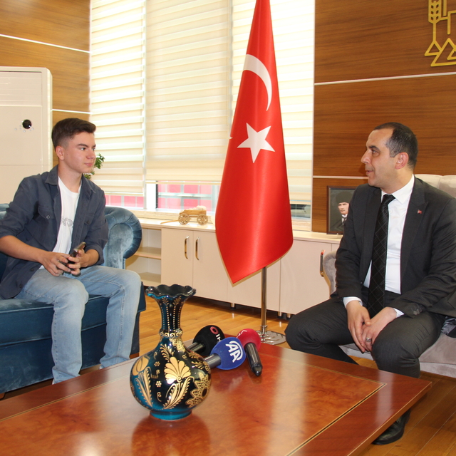 Çankırı Valisi Taşolar, rüzgardan ters dönen Türk bayraklarını düzelten Mer...