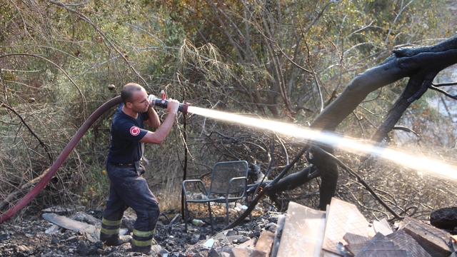 Adana'da mahalleliyi tedirgin eden yangın; bazı evler tahliye edildi (2)