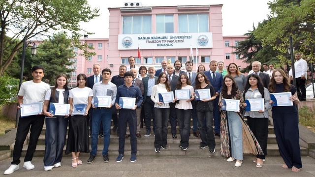 Trabzon'da staj yapan tıp fakültesi öğrencilerine sertifika verildi