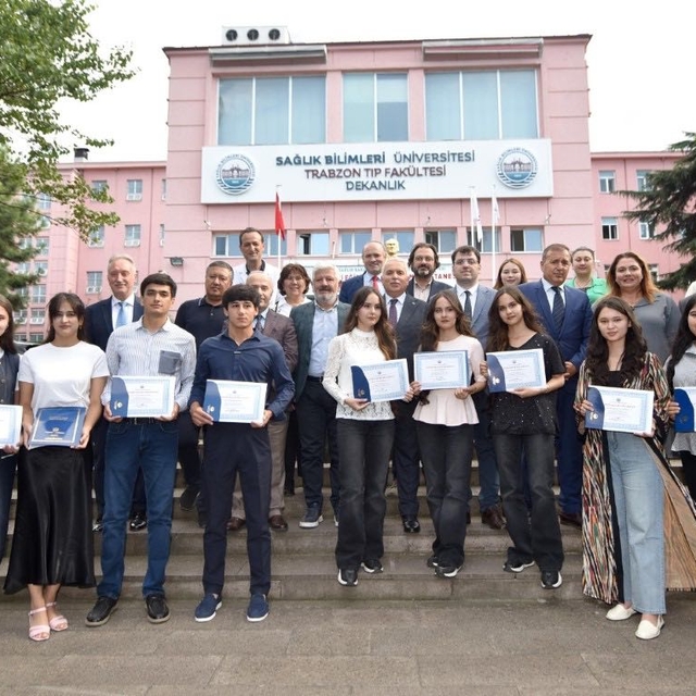 Trabzon'da staj yapan tıp fakültesi öğrencilerine sertifika verildi