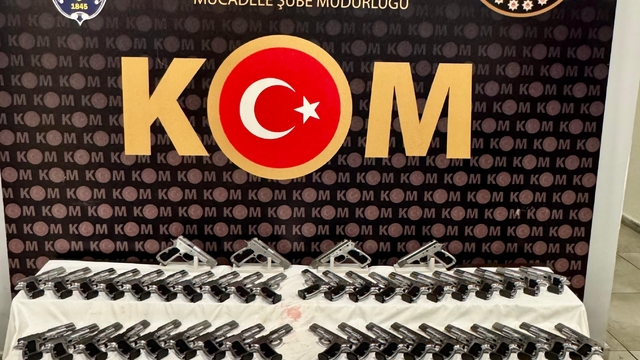 Antalya'da kargo kolilerinde silah ticareti yaptığı öne sürülen 2 zanlı tutuklandı