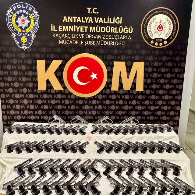 Antalya'da kargo kolilerinde silah ticareti yaptığı öne sürülen 2 zanlı tut...