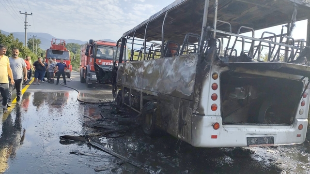 Sakarya'da yanan işçi servisi kullanamaz hale geldi