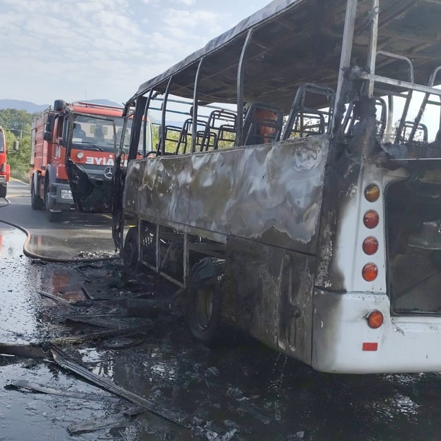 Sakarya'da yanan işçi servisi kullanamaz hale geldi