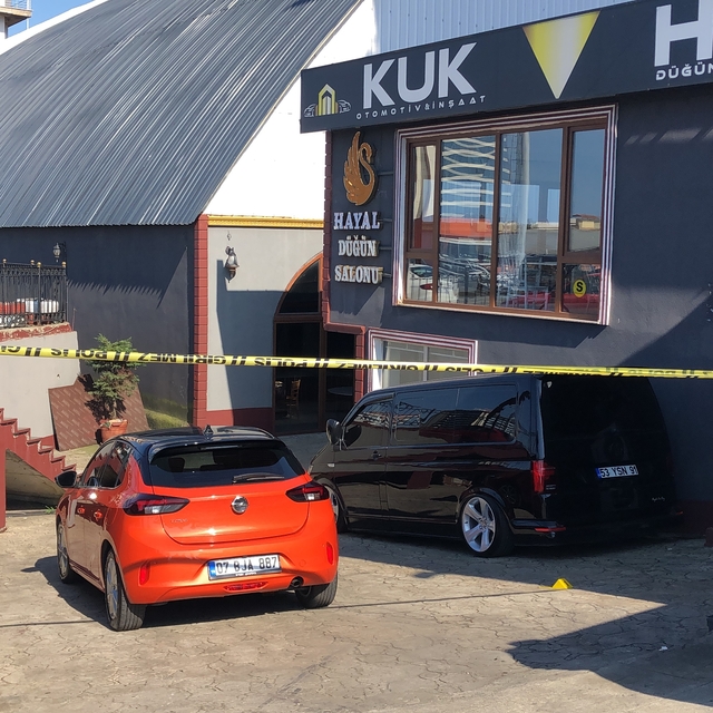 Düğün salonu sahibi ile kiracılar arasında silahlı kavga; 4 yaralı