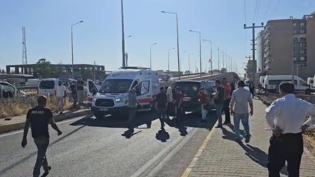 Mardin'de hafif ticari araç ile motosiklet çarpıştı: 2 yaralı