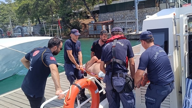 Fethiye açıklarında gezi teknesinde yaralanan kişiye tıbbi tahliye