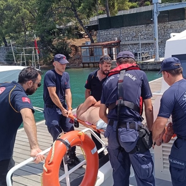Fethiye açıklarında gezi teknesinde yaralanan kişiye tıbbi tahliye